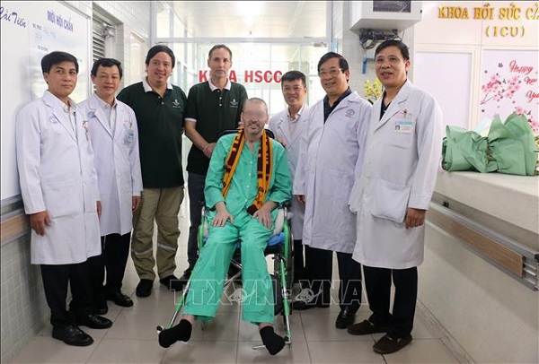 Bệnh nh&amp;acirc;n 91 (phi c&amp;ocirc;ng người Anh) với c&amp;aacute;c y b&amp;aacute;c sỹ sau 115 ng&amp;agrave;y điều trị.