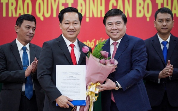 Đồng ch&amp;iacute; Nguyễn Th&amp;agrave;nh Phong - Ủy vi&amp;ecirc;n T.Ư Đảng, Chủ tịch UBND TP. Hồ Ch&amp;iacute; Minh trao quyết định cho đồng ch&amp;iacute; Ho&amp;agrave;ng T&amp;ugrave;ng, Chủ tịch UBND TP. Thủ Đức