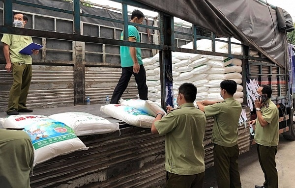 Lực lượng chức năng tiến h&amp;agrave;nh kiểm tra l&amp;ocirc; h&amp;agrave;ng