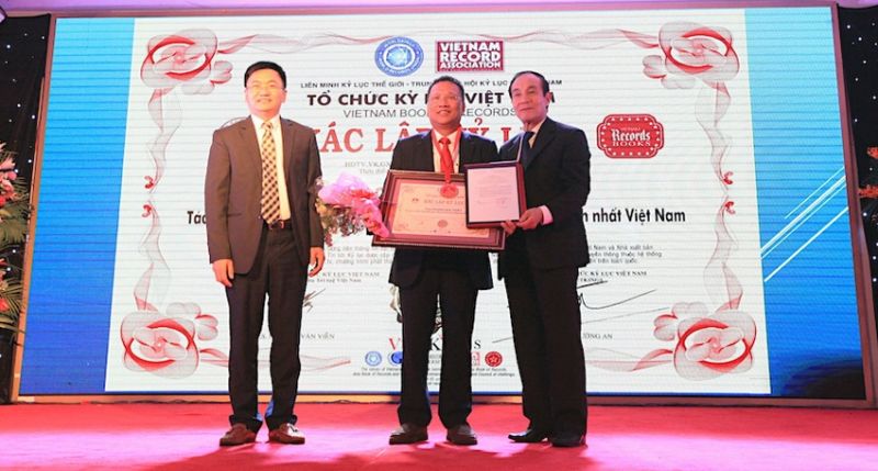 Anh h&amp;ugrave;ng Lao động Ho&amp;agrave;ng Đức Thảo (đứng giữa) tại lễ nhận giải