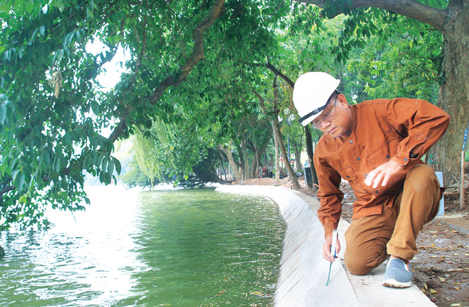 Anh h&amp;ugrave;ng Lao động Ho&amp;agrave;ng Đức Thảo, Tổng Gi&amp;aacute;m đốc C&amp;ocirc;ng ty Busadco kiểm tra c&amp;ocirc;ng tr&amp;igrave;nh k&amp;egrave; hồ Ho&amp;agrave;n Kiếm