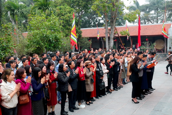 BLĐ Natrumax c&amp;ugrave;ng c&amp;aacute;c đại biểu tham dự Lễ d&amp;acirc;ng hương, b&amp;aacute;o c&amp;ocirc;ng tại Đền Kiếp Bạc, Hải Dương