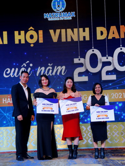 &amp;Ocirc;ng Phạm Văn B&amp;aacute;ch - P.TGD phụ tr&amp;aacute;ch kinh doanh khu vực miền Trung trao giải Thi đua cho c&amp;aacute;c tập thể Xuất sắc.