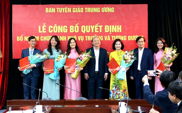 Đồng ch&amp;iacute; V&amp;otilde; Văn Phu&amp;ocirc;ng, Ủy vi&amp;ecirc;n Trung ương Đảng, Ph&amp;oacute; Trưởng Ban Thường trực Ban Tuy&amp;ecirc;n gi&amp;aacute;o Trung ương; Phan Xu&amp;acirc;n Thủy, Ph&amp;oacute; Trưởng Ban Tuy&amp;ecirc;n gi&amp;aacute;o Trung ương trao quyết định v&amp;agrave; ch&amp;uacute;c mừng c&amp;aacute;c c&amp;aacute;n bộ được bổ nhiệm