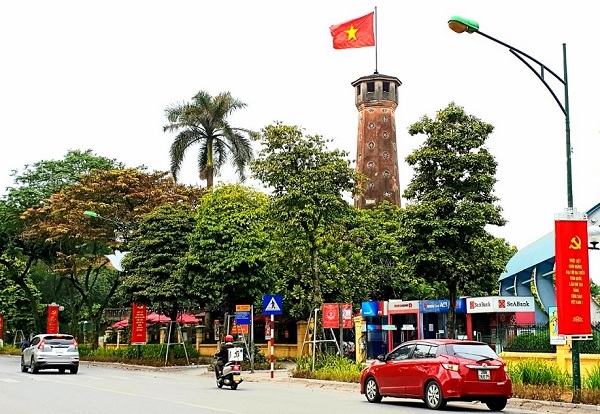 Cờ v&amp;agrave; hoa được trang ho&amp;agrave;ng tr&amp;ecirc;n khắp c&amp;aacute;c tuyến phố của Thủ đ&amp;ocirc; H&amp;agrave; Nội, ch&amp;agrave;o mừng Đại hội Đại biểu to&amp;agrave;n quốc lần thứ XIII của Đảng