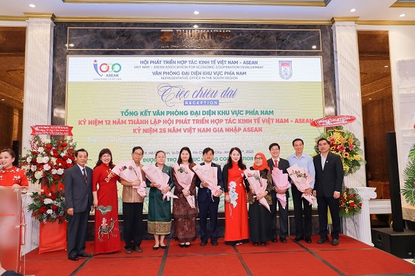 Đại diện BTC tặng hoa cảm ơn c&amp;aacute;c Tổng L&amp;atilde;nh sự v&amp;agrave; đại diện L&amp;atilde;nh sự c&amp;aacute;c nước ASEAN tại TP.HCM