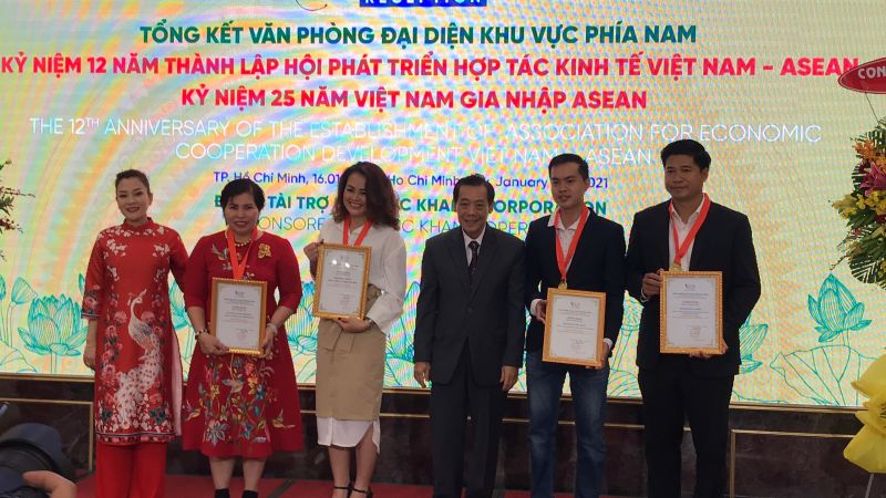 Đại diện Hội VASEAN tặng hoa cảm ơn v&amp;agrave;