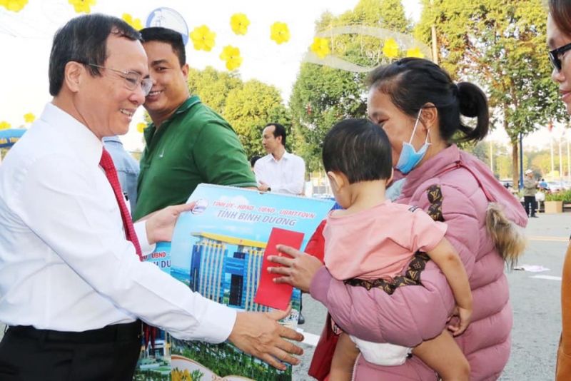 &amp;Ocirc;ng Trần Văn Nam - Ủy vi&amp;ecirc;n Trung ương Đảng, B&amp;iacute; thư Tỉnh ủy, Trưởng Đo&amp;agrave;n Đại biểu Quốc hội tỉnh trao những phần qu&amp;agrave;, những lời động vi&amp;ecirc;n, đến từng người, từng nh&amp;agrave;, bảo đảm mọi nh&amp;agrave;, mọi người đều được vui Tết