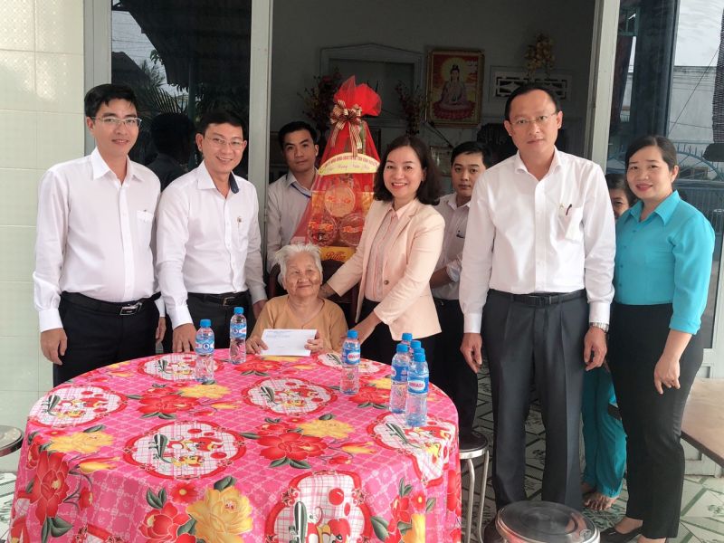 B&amp;agrave; Trương Thị B&amp;iacute;ch Hạnh (thứ 3 từ phải sang), Ủy vi&amp;ecirc;n Thường vụ, Trưởng ban Tuy&amp;ecirc;n gi&amp;aacute;o Tỉnh ủy, tặng qu&amp;agrave; tết mẹ Việt Nam anh h&amp;ugrave;ng V&amp;otilde; Thị Phận tại khu phố 4, phường Mỹ Phước, TX.Bến C&amp;aacute;t