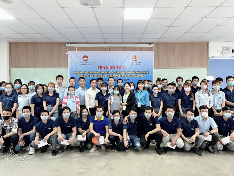 B&amp;agrave; Nguyễn Thị Kim Loan- Chủ tịch LĐLĐ tỉnh B&amp;igrave;nh Dương Chủ tịch li&amp;ecirc;n đo&amp;agrave;n lao động tỉnh B&amp;igrave;nh Dương trao qu&amp;agrave; cho c&amp;ocirc;ng nh&amp;acirc;n
