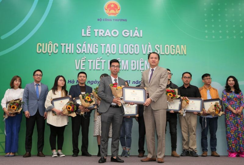 Giải Nhất trị gi&amp;aacute; 50 triệu đồng đ&amp;atilde; được trao cho t&amp;aacute;c giả Nguyễn Duy Th&amp;agrave;nh đến từ H&amp;agrave; Nội với thiết kế logo k&amp;egrave;m slogan &amp;ldquo;Tiết kiệm điện th&amp;agrave;nh th&amp;oacute;i quen&amp;rdquo;