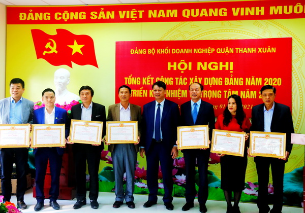 Đồng ch&amp;iacute; Nguyễn Văn Tiến &amp;ndash; Ph&amp;oacute; B&amp;iacute; thư thường trực Quận uỷ Thanh Xu&amp;acirc;n trao Giấy khen cho c&amp;aacute;c TCCS đảng