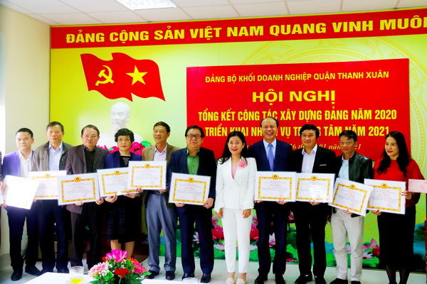 Đồng ch&amp;iacute; Trần Thị Thu H&amp;agrave; - Trưởng ban Tuy&amp;ecirc;n gi&amp;aacute;o Quận ủy trao Giấy khen của Giấy khen của Ban chấp h&amp;agrave;nh Đảng bộ khối cho c&amp;aacute;c c&amp;aacute; nh&amp;acirc;n c&amp;oacute; th&amp;agrave;nh t&amp;iacute;ch xuất sắc năm 2020.