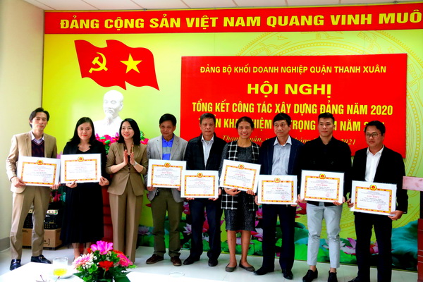 Đồng ch&amp;iacute; B&amp;ugrave;i Thu Trang - Trưởng ban D&amp;acirc;n vận Quận ủy trao Giấy khen của Giấy khen của Ban chấp h&amp;agrave;nh Đảng bộ khối cho c&amp;aacute;c c&amp;aacute; nh&amp;acirc;n c&amp;oacute; th&amp;agrave;nh t&amp;iacute;ch xuất sắc năm 2020.