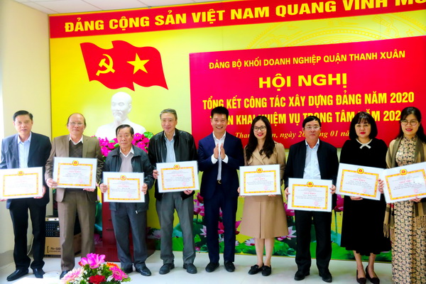 Đồng ch&amp;iacute; Nguyễn Văn Minh - B&amp;iacute; thư Đảng ủy Khối trao Giấy khen của Giấy khen của Ban chấp h&amp;agrave;nh Đảng bộ khối cho c&amp;aacute;c c&amp;aacute; nh&amp;acirc;n c&amp;oacute; th&amp;agrave;nh t&amp;iacute;ch xuất sắc năm 2020.