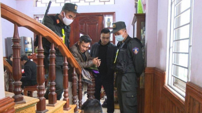 Lực lượng chức năng thực hiện kh&amp;aacute;m x&amp;eacute;t nơi ở của đối tượng Nguyễn Văn H&amp;ugrave;ng