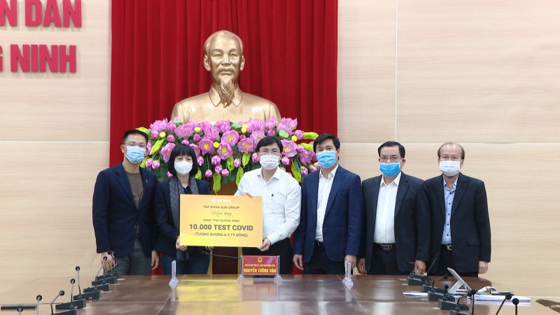 Tập đo&amp;agrave;n Sun Group trao tặng tỉnh Quảng Ninh 10.000 test nhanh Covid-19