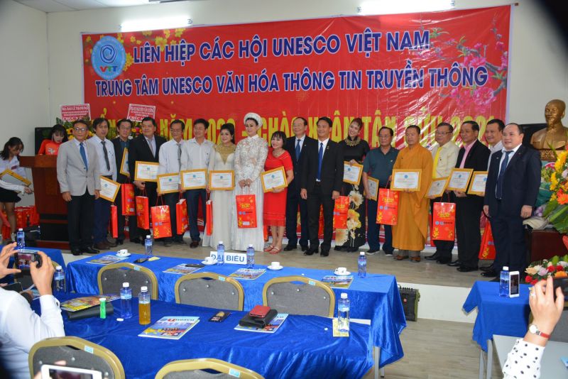 BTC tri &amp;acirc;n v&amp;agrave; cảm ơn đến c&amp;aacute;c tổ chức, c&amp;aacute; nh&amp;acirc;n c&amp;aacute;n bộ, ph&amp;oacute;ng vi&amp;ecirc;n, cộng t&amp;aacute;c vi&amp;ecirc;n c&amp;oacute; đ&amp;oacute;ng g&amp;oacute;p t&amp;iacute;ch cực trong c&amp;aacute;c hoạt động truyền th&amp;ocirc;ng v&amp;agrave; c&amp;ocirc;ng t&amp;aacute;c x&amp;atilde; hội của Trung t&amp;acirc;m