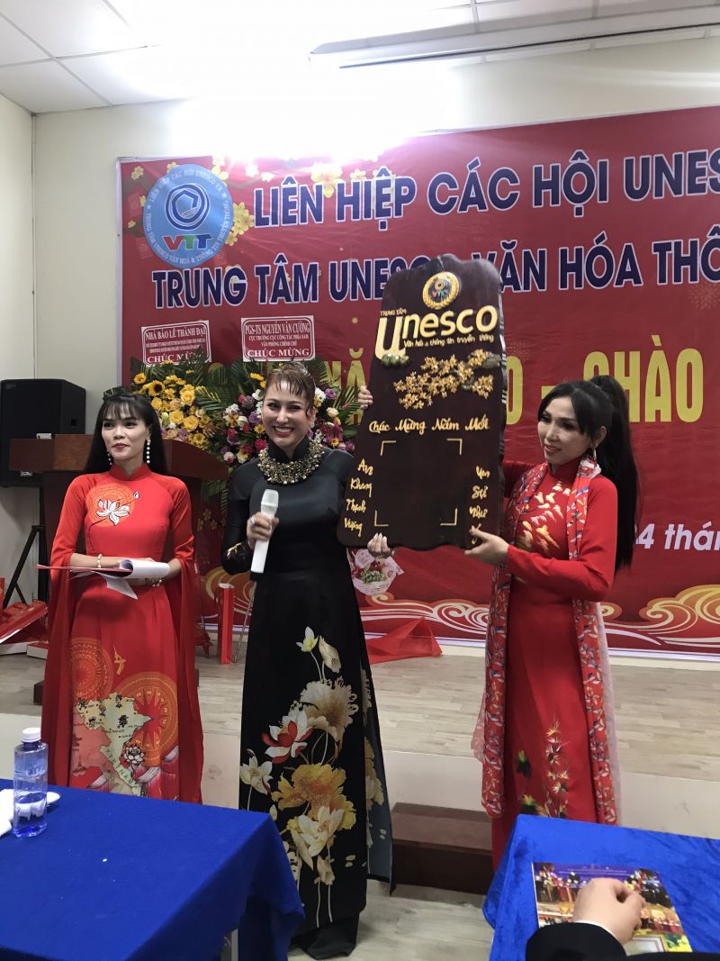 Cựu si&amp;ecirc;u mẫu, diễn vi&amp;ecirc;n Phi Thanh V&amp;acirc;n, giới thiệu với c&amp;aacute;c đại biểu tham dự Bức tranh đấu gi&amp;aacute; bằng gỗ do Người khiếm thị ở v&amp;ugrave;ng T&amp;acirc;y Nguy&amp;ecirc;n chế t&amp;aacute;c ra