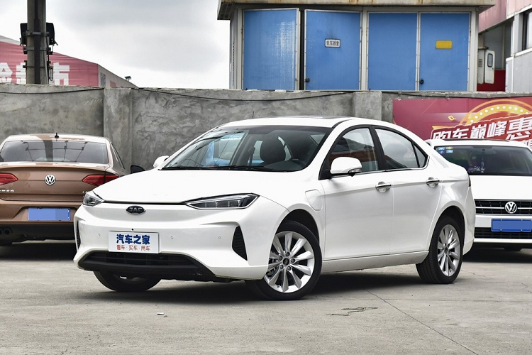 Một mẫu xe &amp;ocirc; t&amp;ocirc; điện nh&amp;atilde;n hiệu JAC do Trung Quốc sản xuất