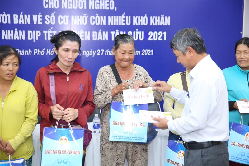 &amp;Ocirc;ng Nguyễn C&amp;ocirc;ng Đức trao qu&amp;agrave; cho người b&amp;aacute;n v&amp;eacute; số cơ nhỡ