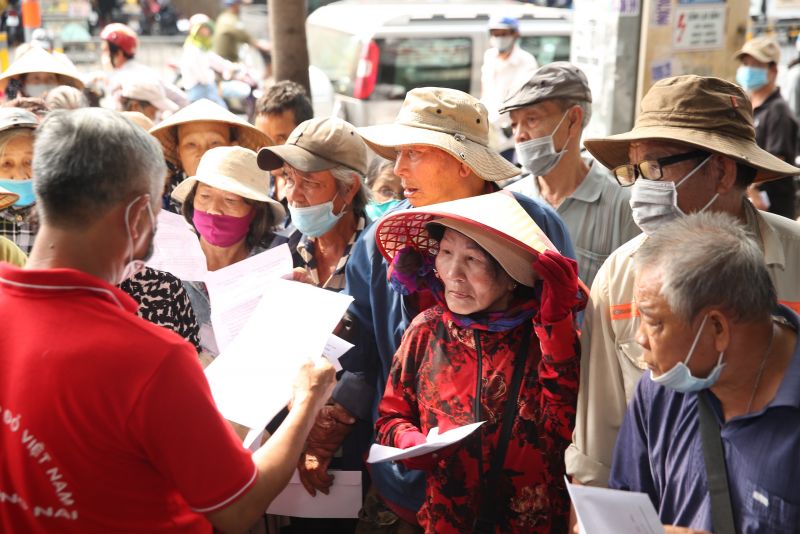 Người b&amp;aacute;n v&amp;eacute; số ngh&amp;egrave;o nhận phiếu nhận qu&amp;agrave; tết