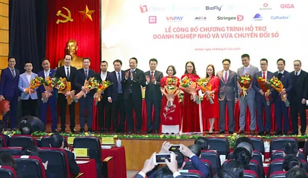 Ph&amp;oacute; thủ tướng Vũ Đức Đam v&amp;agrave; Bộ trưởng Nguyễn Mạnh H&amp;ugrave;ng tặng hoa cho c&amp;aacute;c nền tảng số xuất sắc Make in Viet Nam hỗ trợ doanh nghiệp vừa v&amp;agrave; nhỏ chuyển đổi số