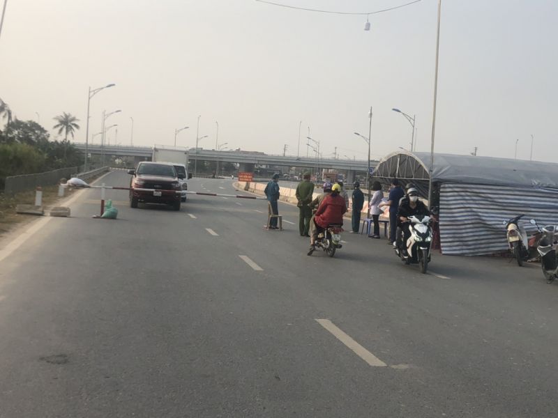 Tại các chốt 100% người dân và phương tiện đi qua đều được kiểm tra và khai báo y tế Tại các chốt 100% người dân và phương tiện đi qua đều được kiểm tra và khai báo y tế