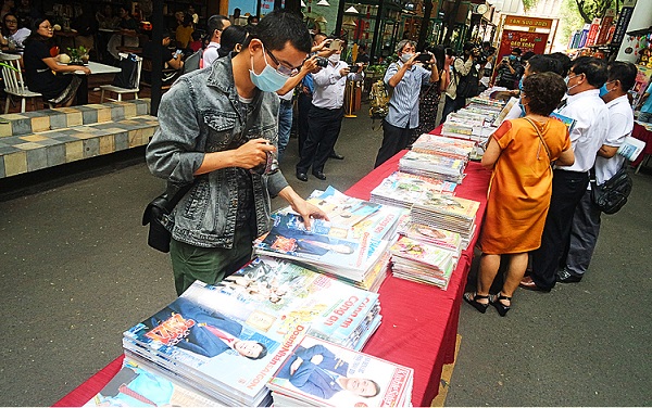 Kh&amp;aacute;ch tham quan chọn mua  giai phẩm Doanh Nh&amp;acirc;n S&amp;agrave;i G&amp;ograve;n Xu&amp;acirc;n T&amp;acirc;n Sửu 2021 sau lễ khai mạc