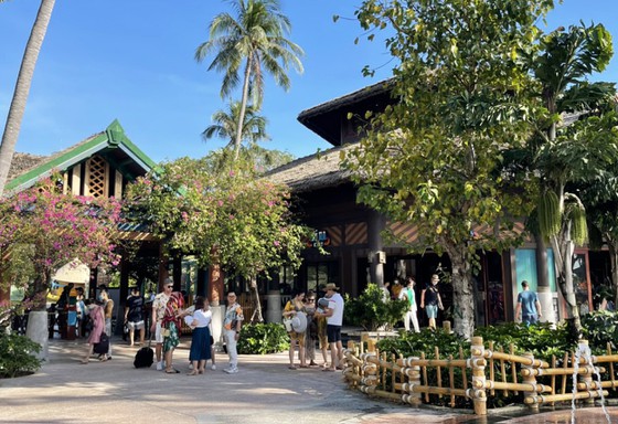 Du kh&amp;aacute;ch tham quan quần thể du lịch Sun World Hon Thom Nature Park  (Ph&amp;uacute; Quốc)