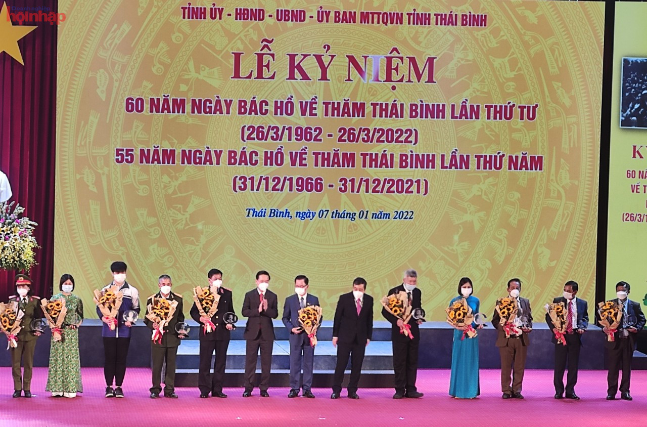 &amp;Ocirc;ng V&amp;otilde; Văn Thưởng v&amp;agrave; &amp;ocirc;ng Ng&amp;ocirc; Đ&amp;ocirc;ng Hải trao tặng hoa cho 13 c&amp;aacute; nh&amp;acirc;n ti&amp;ecirc;u biểu đại diện cho 13 đảng bộ trực thuộc Tỉnh Ủy  học tập v&amp;agrave; l&amp;agrave;m theo tấm gương đạo đức của chủ tịch Hồ Ch&amp;iacute; Minh.