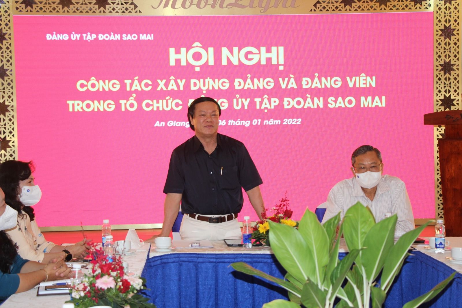Đồng ch&amp;iacute; L&amp;ecirc; Thanh Thuấn, B&amp;iacute; thư Đảng ủy - Tổng Gi&amp;aacute;m đốc Sao Mai Group b&amp;aacute;o c&amp;aacute;o tại Hội nghị