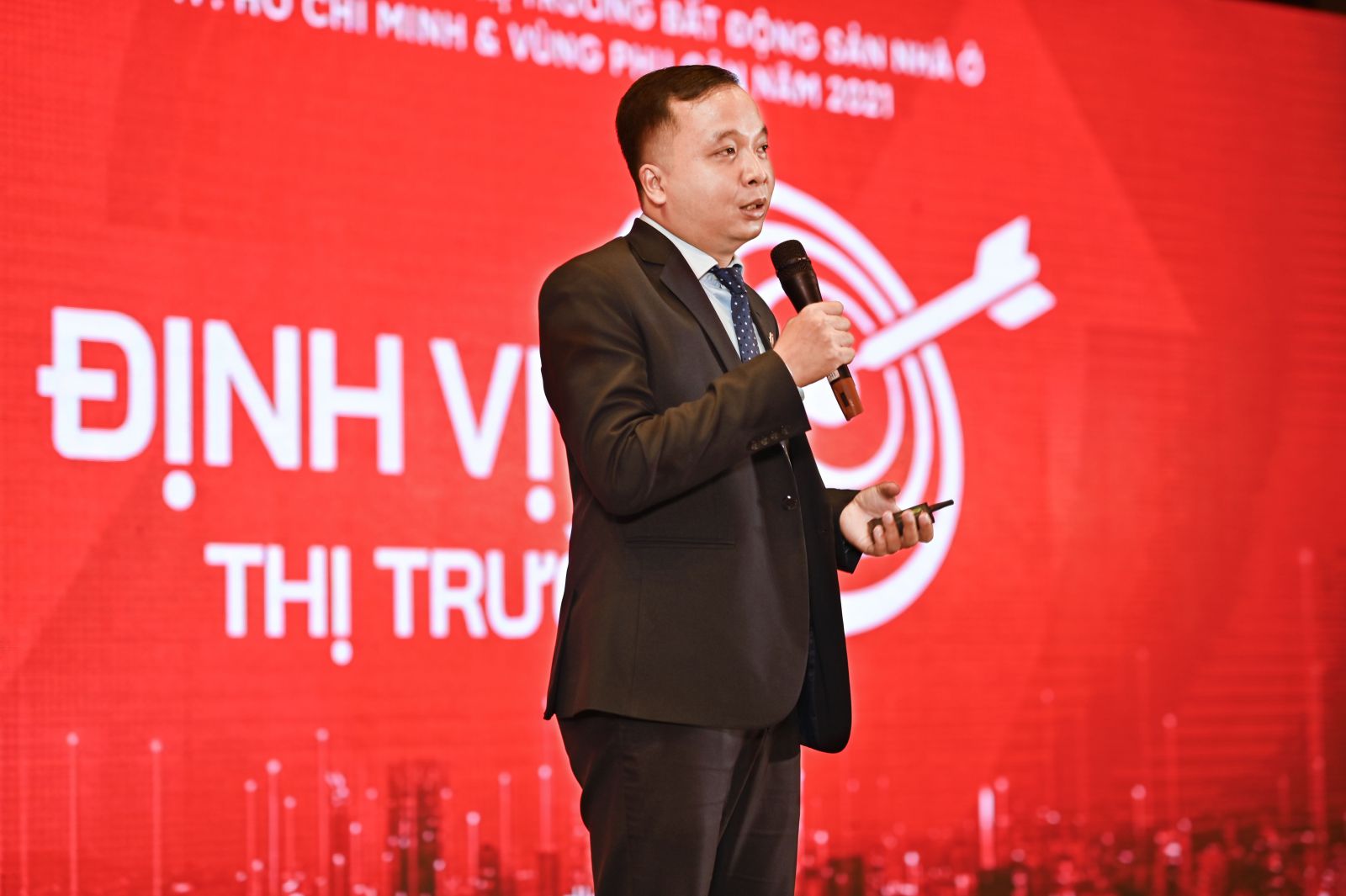 &amp;Ocirc;ng V&amp;otilde; Hồng Thắng - Trưởng ph&amp;ograve;ng R&amp;amp;D DKRA Vietnam tr&amp;igrave;nh b&amp;agrave;y diễn biến thị trường năm 2021 v&amp;agrave; dự b&amp;aacute;o thị trường năm 2022
