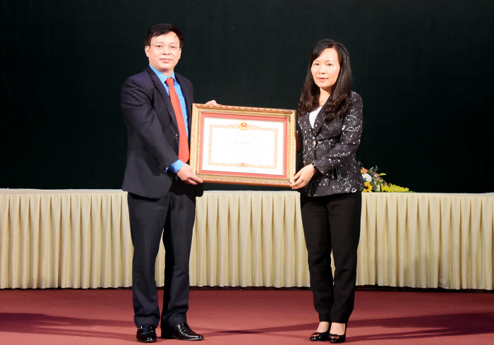Trưởng Ban D&amp;acirc;n vận Tỉnh uỷ Ph&amp;uacute; Thọ trao Bằng khen của Thủ tướng Ch&amp;iacute;nh phủ cho C&amp;ocirc;ng đo&amp;agrave;n ng&amp;agrave;nh Gi&amp;aacute;o dục tỉnh