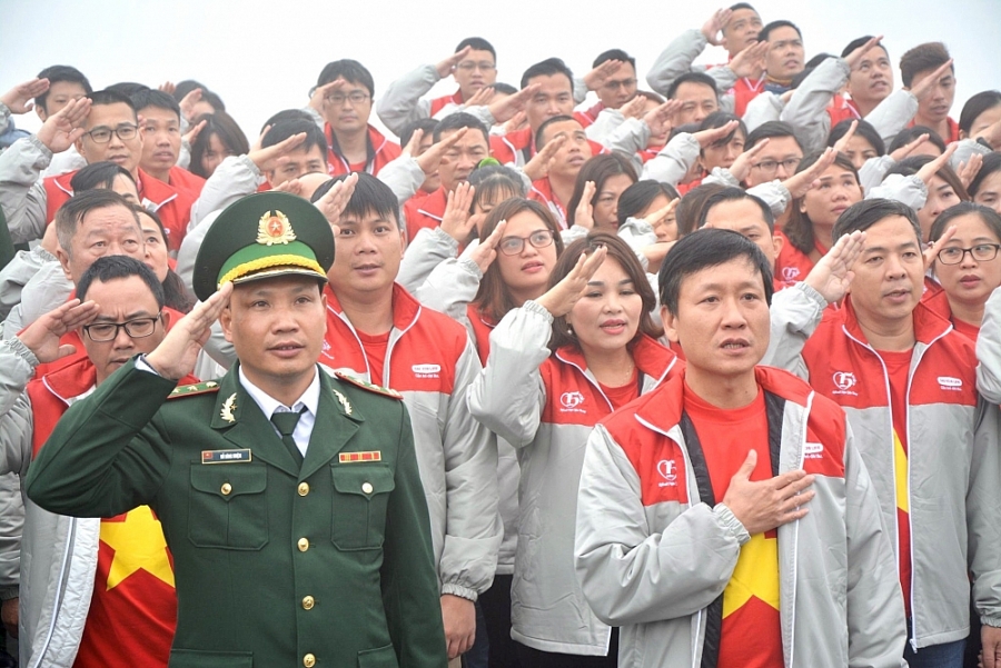 &amp;Ocirc;ng Trần Đ&amp;igrave;nh Qu&amp;acirc;n (h&amp;agrave;ng đầu b&amp;ecirc;n phải) Chủ tịch ki&amp;ecirc;m Tổng Gi&amp;aacute;m đốc c&amp;ugrave;ng Ban l&amp;atilde;nh đạo Dai-ichi Life Việt Nam ch&amp;agrave;o cờ trong lễ thượng cờ tại Lũng C&amp;uacute;, H&amp;agrave; Giang