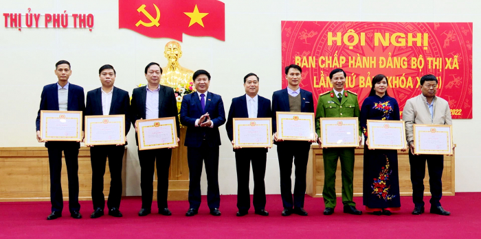 Đồng ch&amp;iacute; Nguyễn Minh Xuy&amp;ecirc;n - TUV, B&amp;iacute; thư Thị ủy Ph&amp;uacute; Thọ tặng Giấy khen cho 8 tổ chức cơ sở Đảng ho&amp;agrave;n th&amp;agrave;nh xuất sắc nhiệm vụ năm 2021