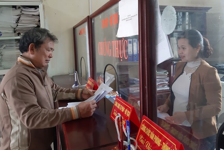 Nhờ đẩy mạnh cải c&amp;aacute;ch h&amp;agrave;nh ch&amp;iacute;nh TP H&amp;ograve;a B&amp;igrave;nh được UBND c&amp;ocirc;ng nhận ho&amp;agrave;n th&amp;agrave;nh xuất sắc nhiệm vụ năm 2021.  Ảnh : bộ phận tiếp nhận v&amp;agrave; trao trả kết quả thủ tục h&amp;agrave;nh ch&amp;iacute;nh phường Thống nhất (TP H&amp;ograve;a B&amp;igrave;nh) tạo điều kiện thuận lợi cho kh&amp;aacute;ch h&amp;agrave;ng đến giao dịch