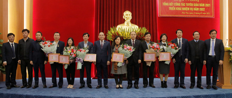 Ph&amp;oacute; B&amp;iacute; thư Thường trực Tỉnh ủy Ph&amp;uacute; Thọ- Ho&amp;agrave;ng C&amp;ocirc;ng Thủy v&amp;agrave; c&amp;aacute;c đại biểu chụp ảnh c&amp;ugrave;ng c&amp;aacute;c c&amp;aacute; nh&amp;acirc;n nhận Kỷ niệm chương V&amp;igrave; sự nghiệp Tuy&amp;ecirc;n gi&amp;aacute;o năm 2021