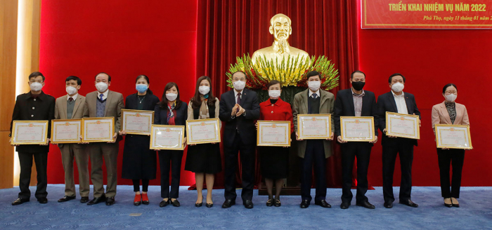 Trưởng Ban Tuy&amp;ecirc;n gi&amp;aacute;o Tỉnh ủy Ph&amp;uacute; Thọ trao Giấy khen của Ban Tuy&amp;ecirc;n gi&amp;aacute;o Tỉnh ủy cho c&amp;aacute;c đơn vị ho&amp;agrave;n th&amp;agrave;nh xuất sắc ti&amp;ecirc;u biểu nhiệm vụ Tuy&amp;ecirc;n gi&amp;aacute;o năm 2021