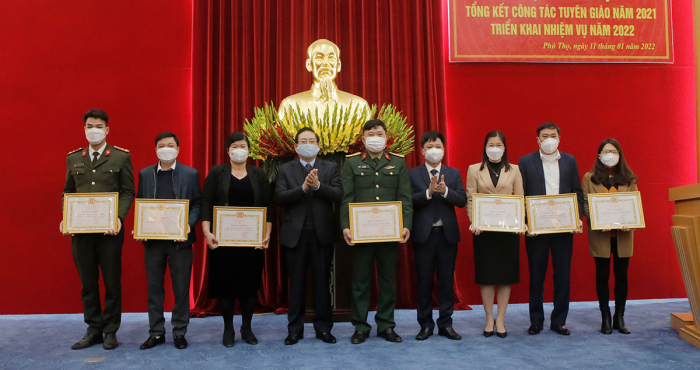 Đại diện l&amp;atilde;nh đạo Ban Tuy&amp;ecirc;n gi&amp;aacute;o Tỉnh ủy Ph&amp;uacute; Thọ trao Giấy khen cho c&amp;aacute;c đơn vị ho&amp;agrave;n th&amp;agrave;nh xuất sắc nhiệm vụ Tuy&amp;ecirc;n gi&amp;aacute;o năm 2021