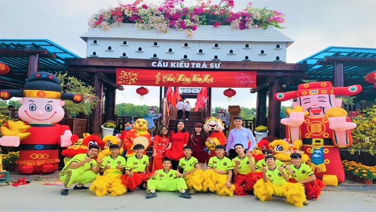 &amp;ldquo;T&amp;acirc;n ni&amp;ecirc;n, hạnh ph&amp;uacute;c b&amp;igrave;nh an tiến; Xu&amp;acirc;n nhật, vinh hoa ph&amp;uacute; qu&amp;yacute; lai&amp;rdquo;.