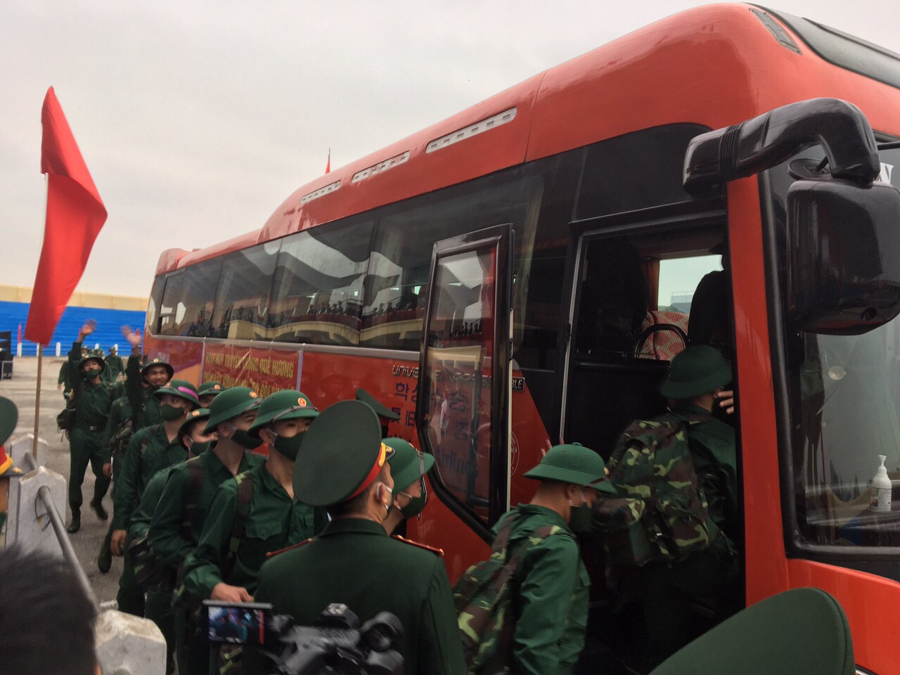 Thanh ni&amp;ecirc;n qu&amp;acirc;̣n Đ&amp;ocirc;̀ Sơn hăng hái l&amp;ecirc;n đường làm nhi&amp;ecirc;̣m vụ bảo v&amp;ecirc;̣ t&amp;ocirc;̉ qu&amp;ocirc;́c.