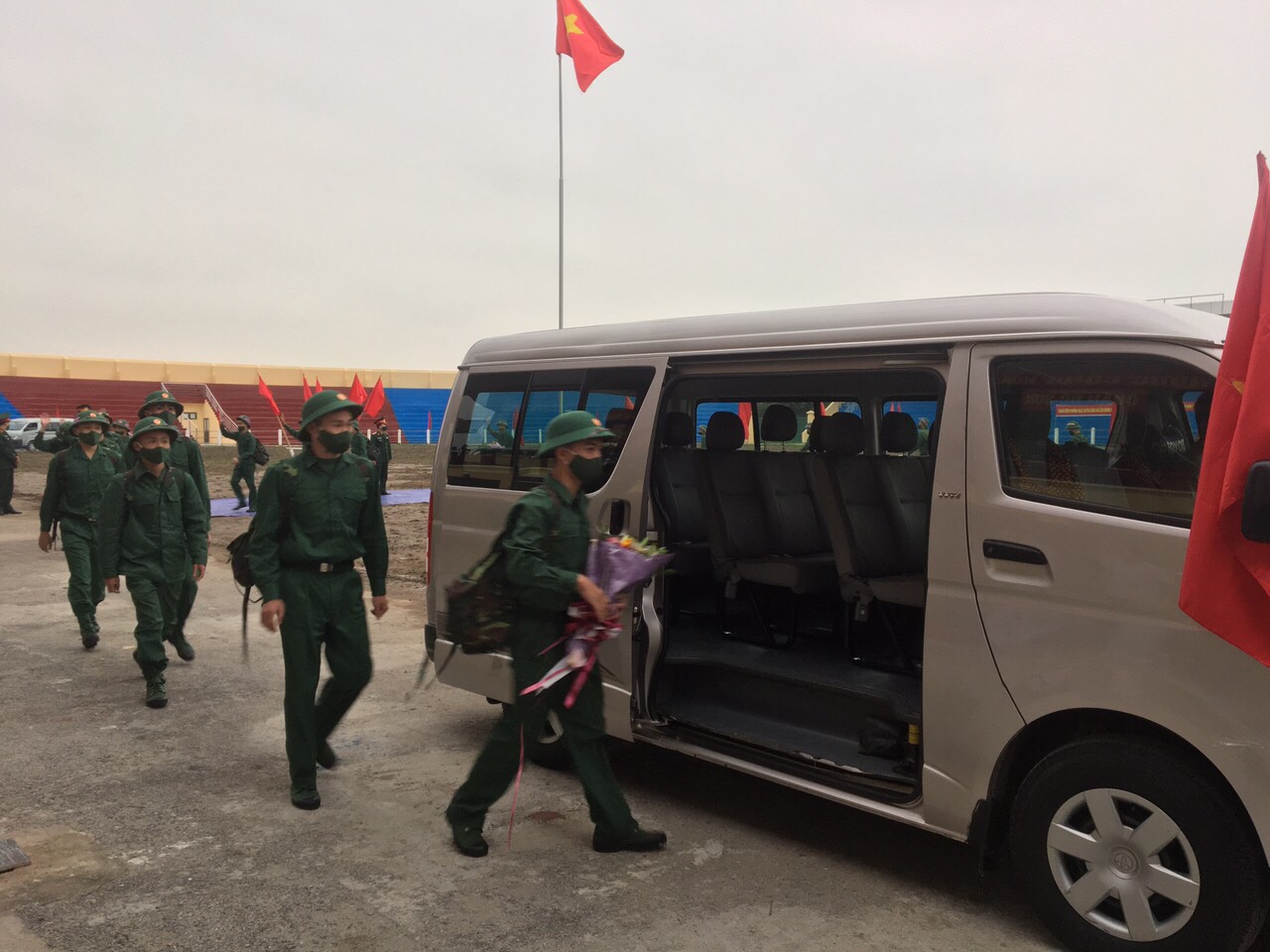 Thanh ni&amp;ecirc;n qu&amp;acirc;̣n Đ&amp;ocirc;̀ Sơn hăng hái l&amp;ecirc;n đường làm nhi&amp;ecirc;̣m vụ bảo v&amp;ecirc;̣ t&amp;ocirc;̉ qu&amp;ocirc;́c.