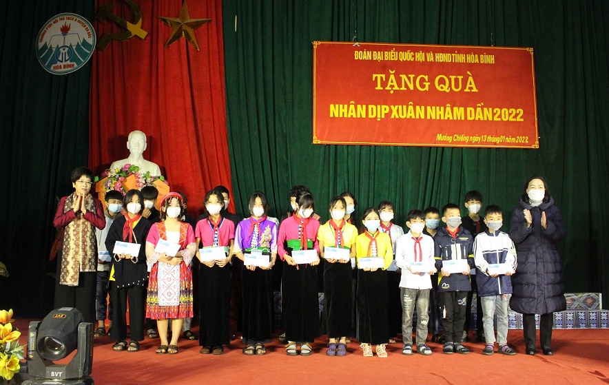 B&amp;agrave; Nguyễn Thị Ph&amp;uacute; H&amp;agrave;, Ph&amp;oacute; Chủ nhiệm Uỷ ban T&amp;agrave;i ch&amp;iacute;nh, ng&amp;acirc;n s&amp;aacute;ch của Quốc hội, ĐBQH tỉnh kho&amp;aacute; XV c&amp;ugrave;ng l&amp;atilde;nh đạo HĐND tỉnh H&amp;ograve;a B&amp;igrave;nh tặng qu&amp;agrave; cho 20 em học sinh trường PTDTNT THCS Đ&amp;agrave; Bắc.