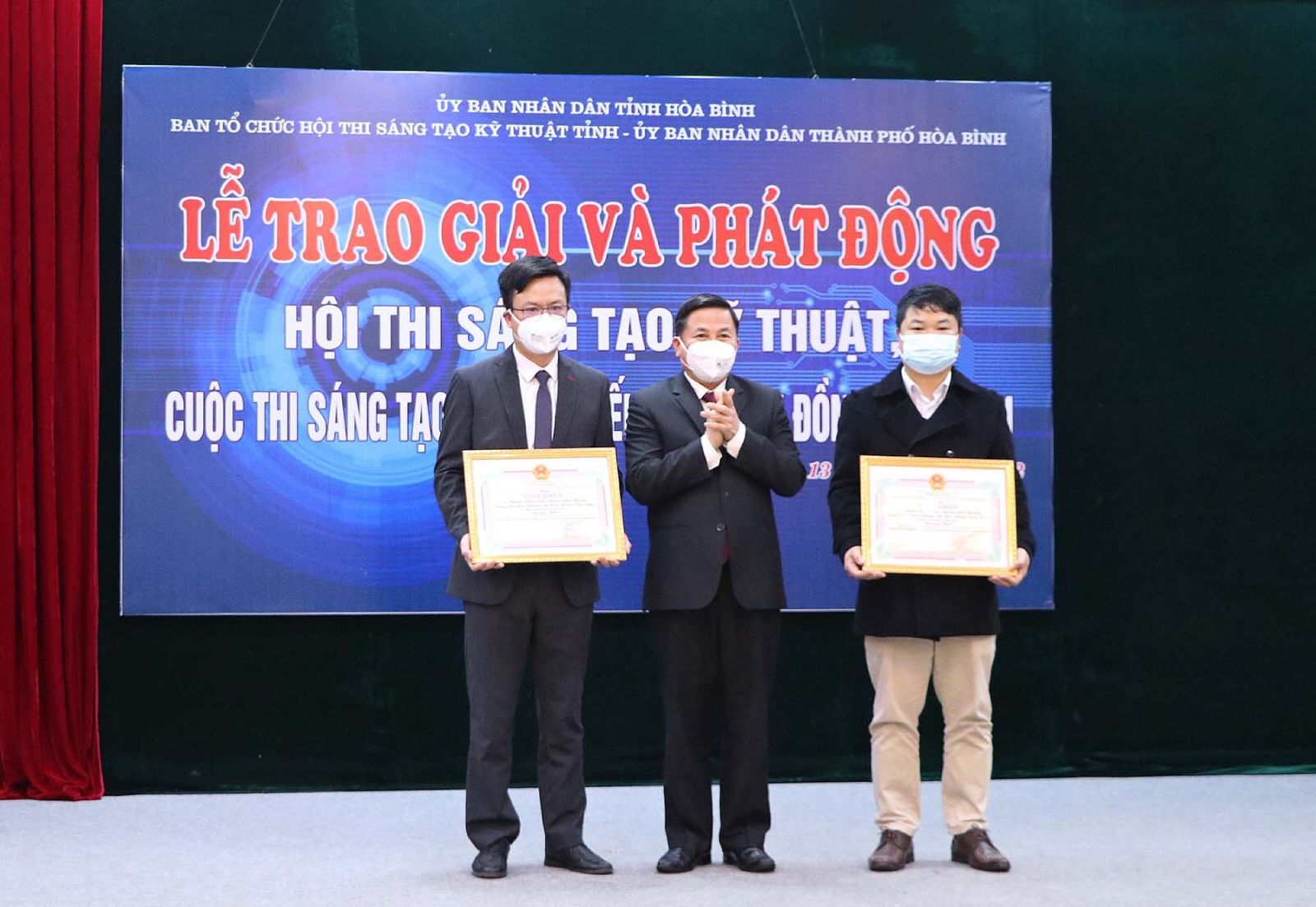L&amp;atilde;nh đạo UBND tỉnh H&amp;ograve;a B&amp;igrave;nh  trao bằng khen cho đại diện nh&amp;oacute;m t&amp;aacute;c giả đoạt giải nhất hội thi S&amp;aacute;ng tạo kỹ thuật tỉnh lần thứ 8, năm 2020 - 2021