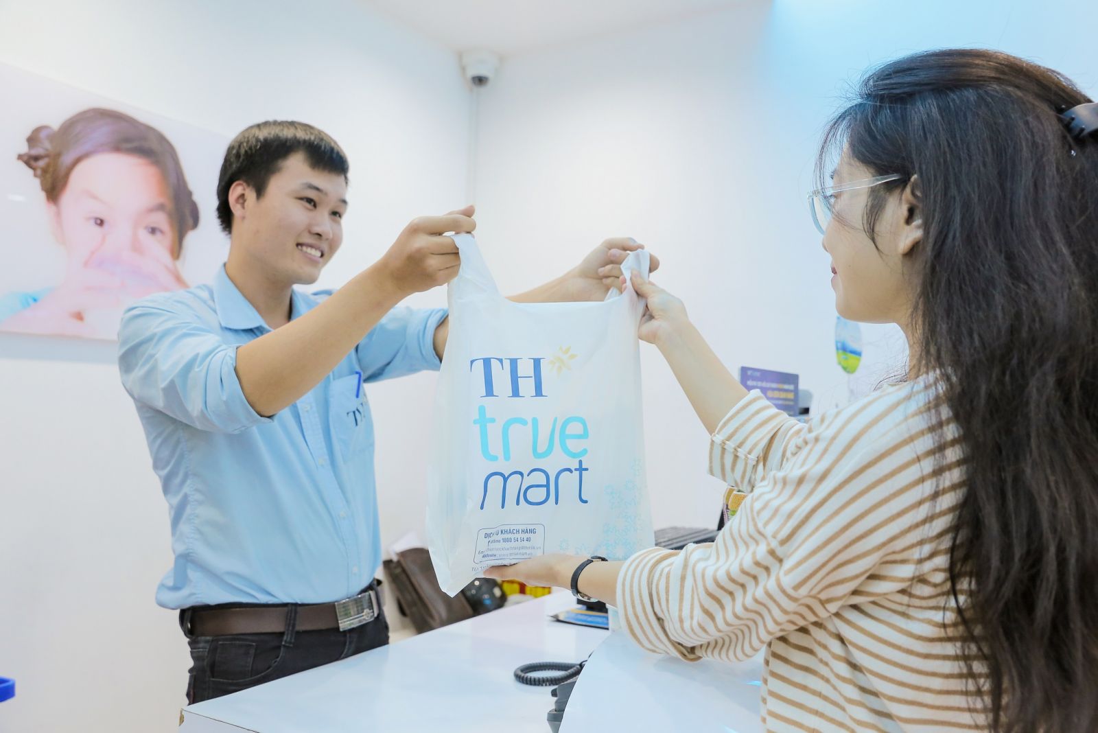 T&amp;uacute;i nhựa sinh học được sử dụng tại hệ thống gần 300 cửa h&amp;agrave;ng TH true mart như một giải ph&amp;aacute;p xanh giảm thiểu r&amp;aacute;c thải nhựa d&amp;ugrave;ng một lần m&amp;agrave; TH đ&amp;atilde; thực hiện từ nhiều năm qua