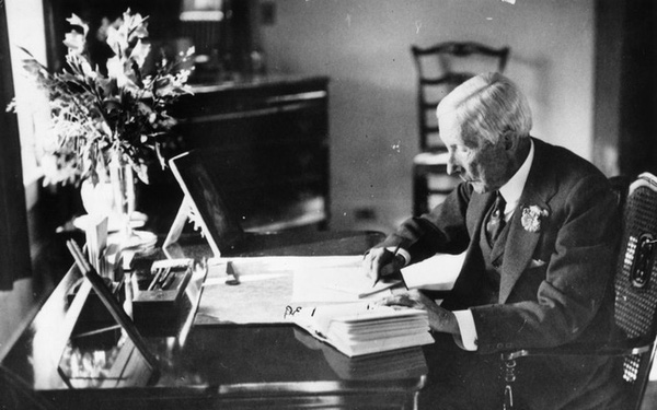 John D. Rockerfeller nổi tiếng l&amp;agrave; người sống kỷ luật, nghi&amp;ecirc;m t&amp;uacute;c, kh&amp;ocirc;ng hề ph&amp;ocirc; trương hay phung ph&amp;iacute; xa hoa