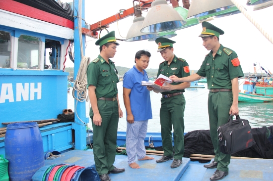 C&amp;aacute;n bộ Đồn Bi&amp;ecirc;n ph&amp;ograve;ng cửa khẩu cảng An Thới, BĐBP Ki&amp;ecirc;n Giang tuy&amp;ecirc;n truyền ph&amp;aacute;p luật cho chủ t&amp;agrave;u, thuyền tr&amp;ecirc;n địa b&amp;agrave;n. Ảnh: Hồ Ph&amp;uacute;c