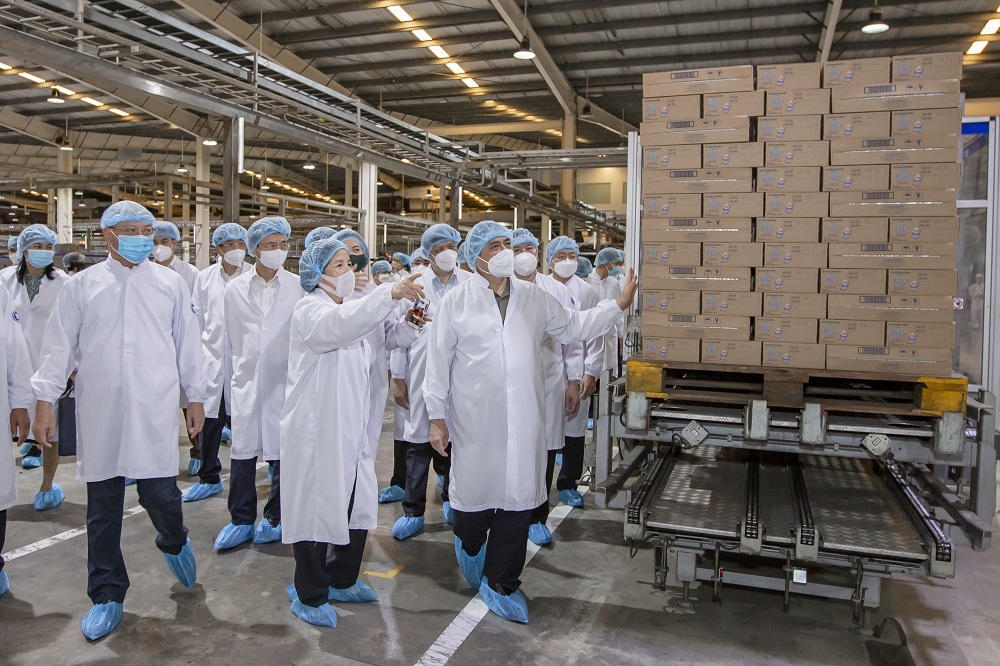 Thủ tướng Ch&amp;iacute;nh phủ đ&amp;aacute;nh gi&amp;aacute; cao việc thực hiện &amp;ldquo;mục ti&amp;ecirc;u k&amp;eacute;p&amp;rdquo; của Vinamilk trong chuyến l&amp;agrave;m việc tại Nh&amp;agrave; m&amp;aacute;y sữa Việt Nam (B&amp;igrave;nh Dương).