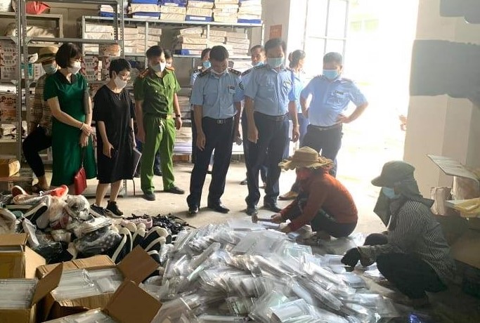 Lực lượng chức năng tiền h&amp;agrave;nh kiểm ra, tăng cường c&amp;ocirc;ng t&amp;aacute;c chống bu&amp;ocirc;n lậu, gian lận thương mại v&amp;agrave; h&amp;agrave;ng giả